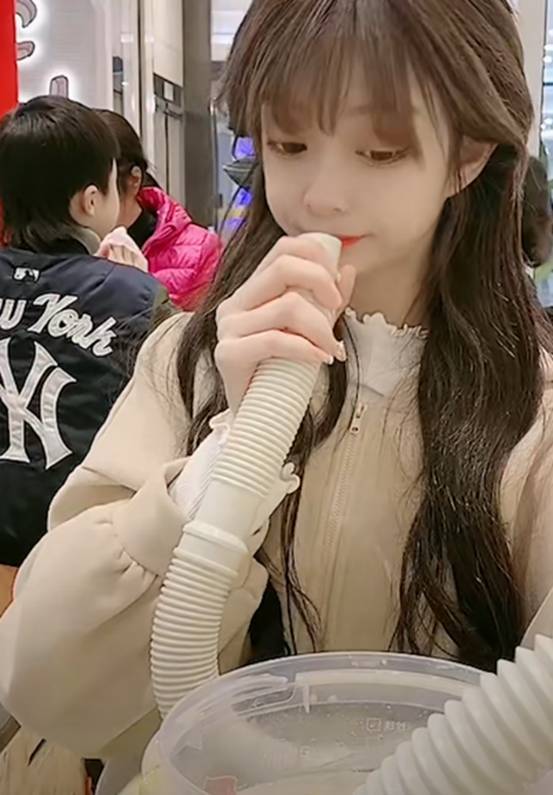 这则视频确实逗笑了不少的网友,毕竟苓妹这操作实在太过逗趣了,只是