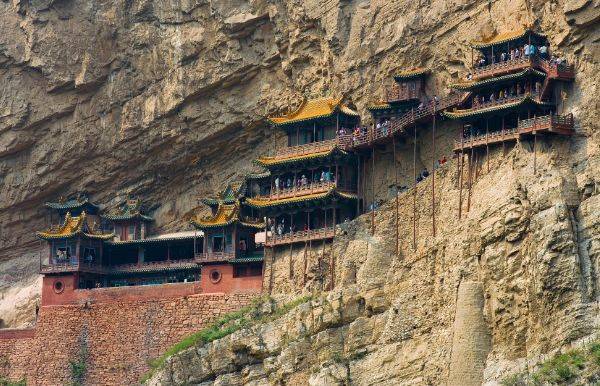 ​我国最惊险的寺庙，悬挂在悬崖上，堪称建筑史上的奇迹