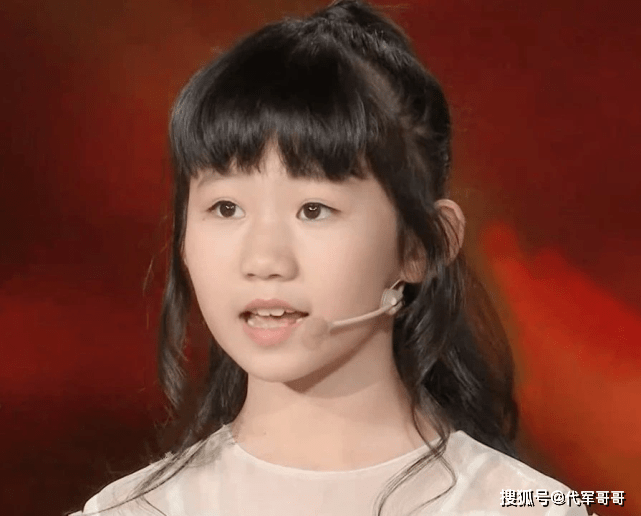 12岁小歌手龙紫岚火了!曾领唱《七子之歌》,两次登上央视春晚舞台