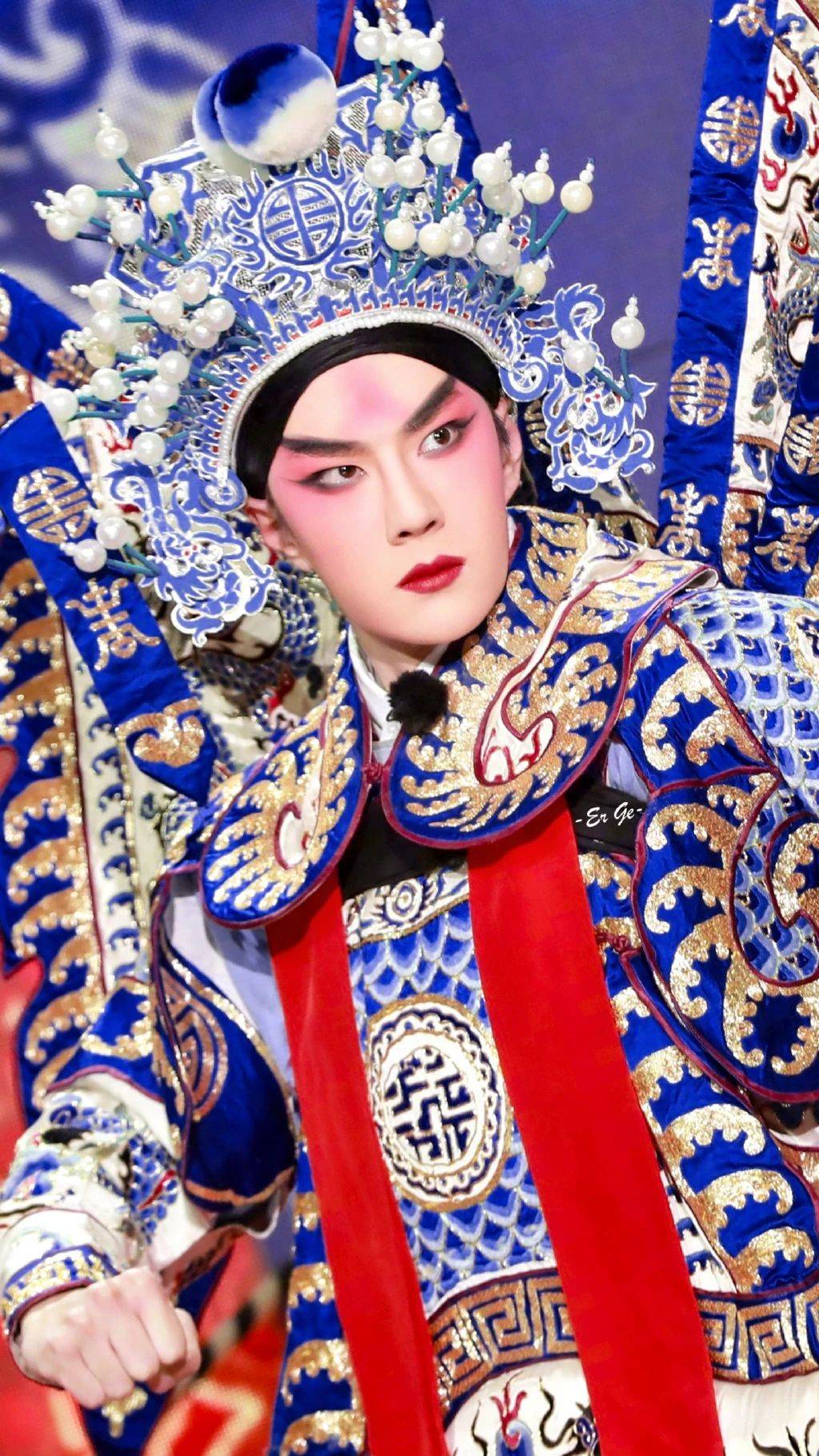 王一博京剧壁纸来一波,神秘的眼神绝美的侧颜,充满戏剧张力!_世界