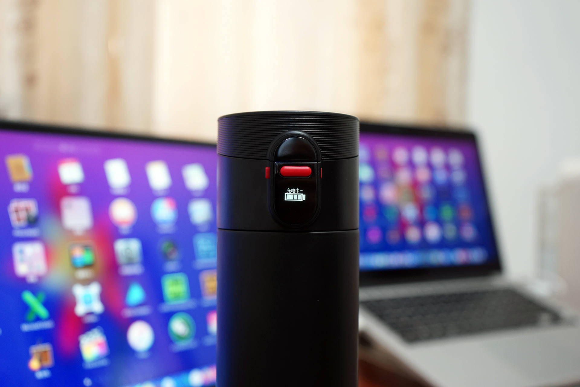 同时还是可触控,它位于杯头的正面,不像有的智能水杯在顶部,这样不