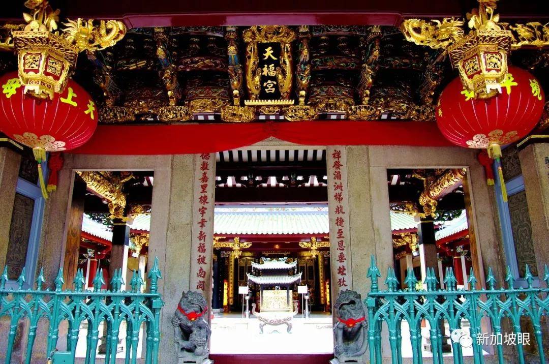 到了晚上10点左右,新加坡福建会馆理事都会被请去天福宫参加起坛仪式