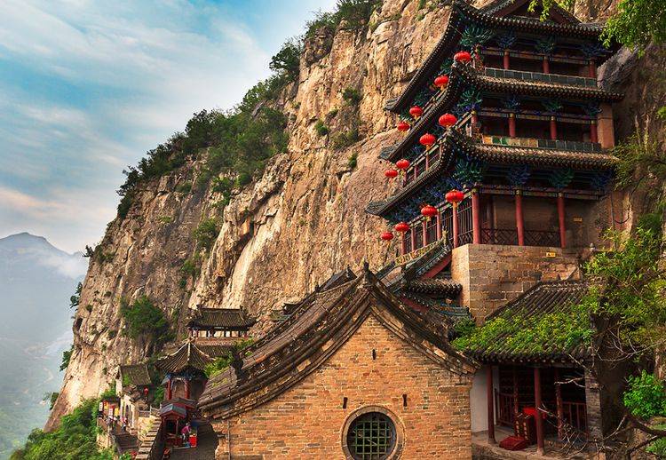 中国会“动”的古建筑，绝壁悬空上百年，靠9条铁链维持平衡！