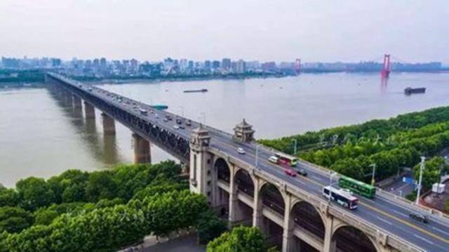 长江大桥是武汉的一道风景，在上面走一走是父亲多年的心愿