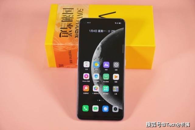 就拿这一款realme真我v15 5g手机来说,该机定位于"续航越级"能力,内置