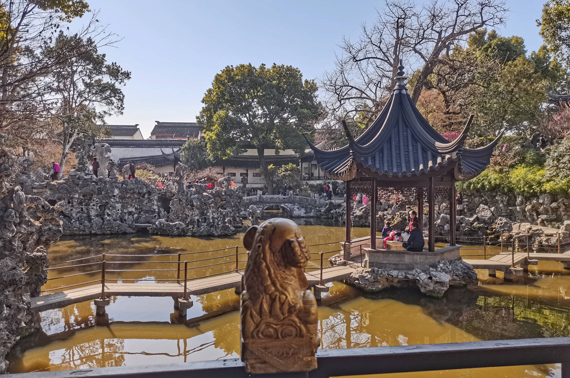 主设燕誉堂,问梅格,飞瀑亭,见山楼,黄山假石小赤壁等景观.