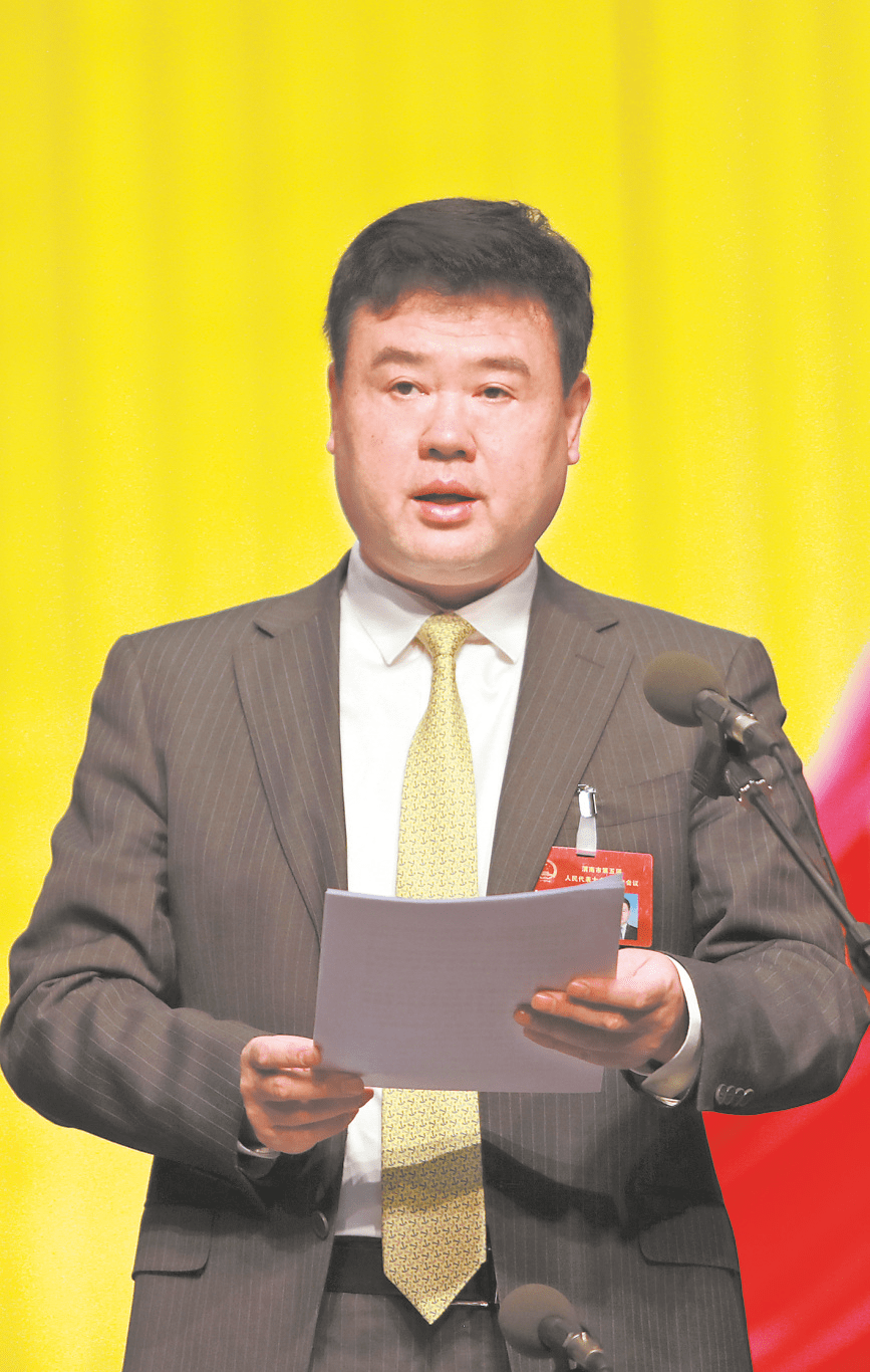 市委书记魏建锋主持大会 记者 王晓宁 摄市长王琳作政府工作报告 记者