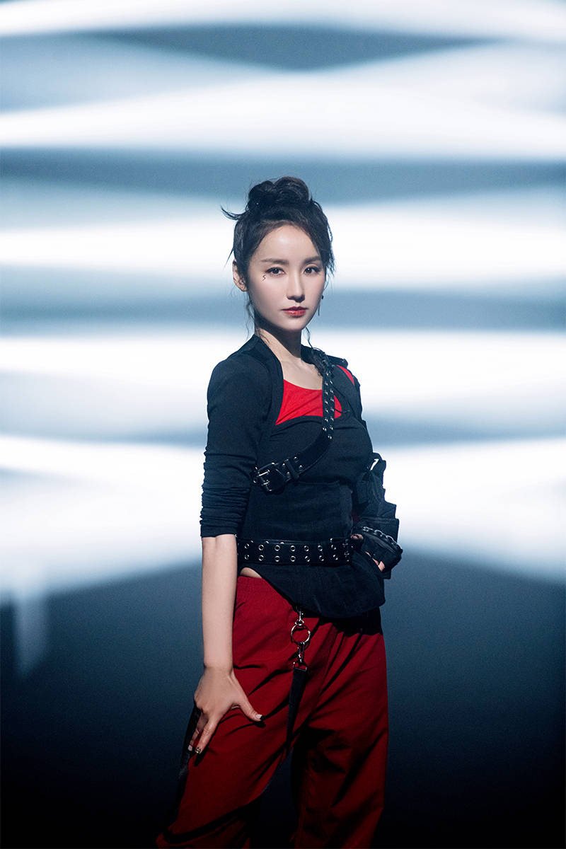 《乘风破浪的姐姐》迎二公舞台 吕一重庆方言rap引热议