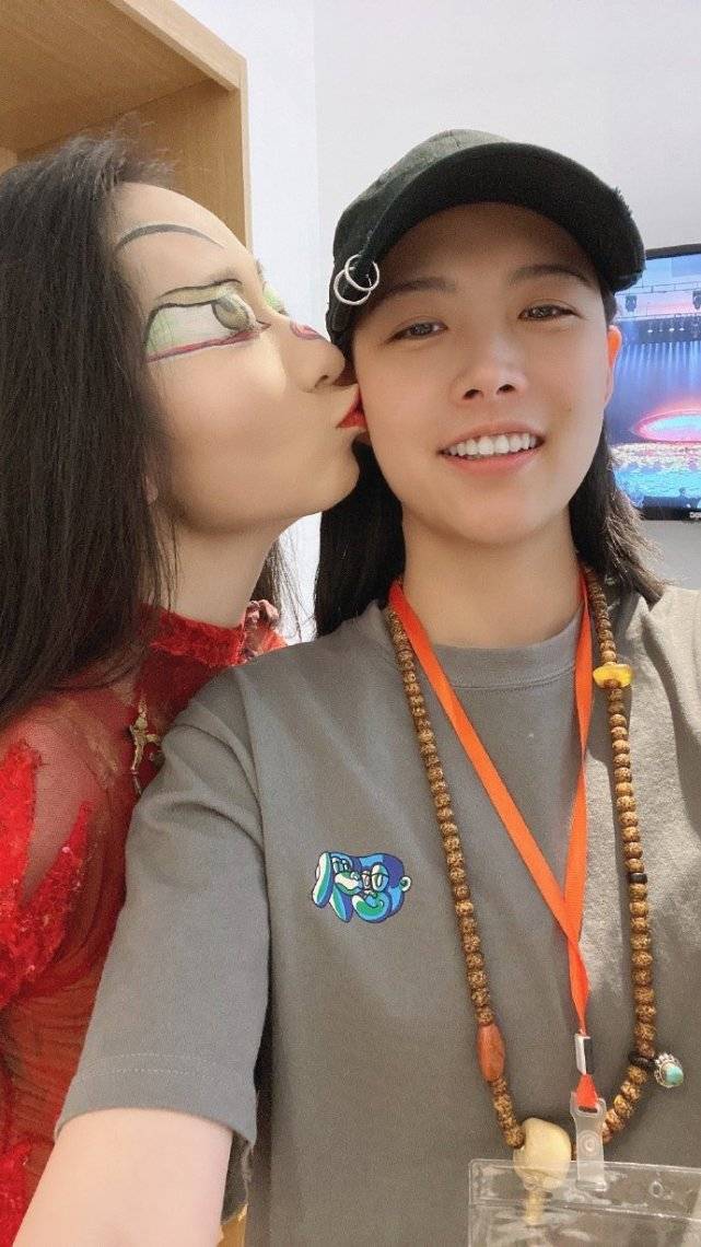 原创杨丽萍与得意弟子同框师徒二人越长越像水月不忘和爱人秀恩爱