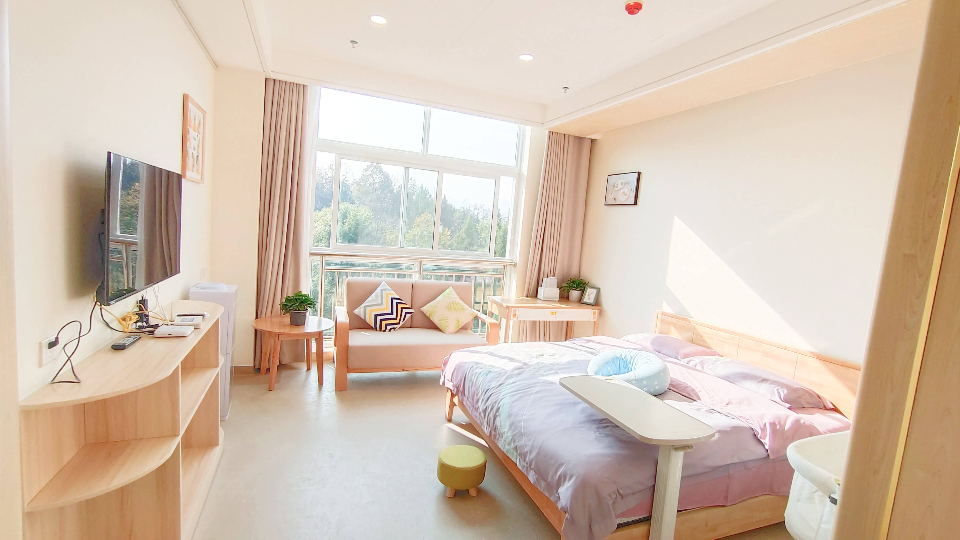 传统月子悄然改变目前重庆新妈妈是请月嫂还是入住月子中心