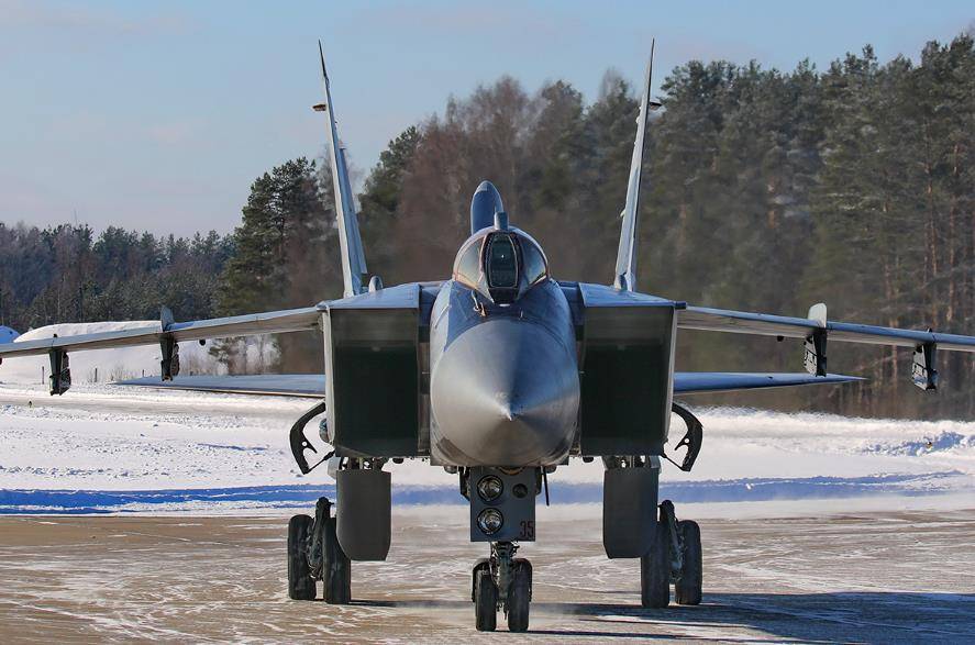 俄罗斯西部军区米格-31bm战斗机进行飞行训练