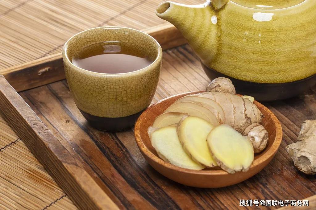 13生姜解酒：缓解恶心呕吐生姜具有温中止呕的作用，《大明本草》有治反