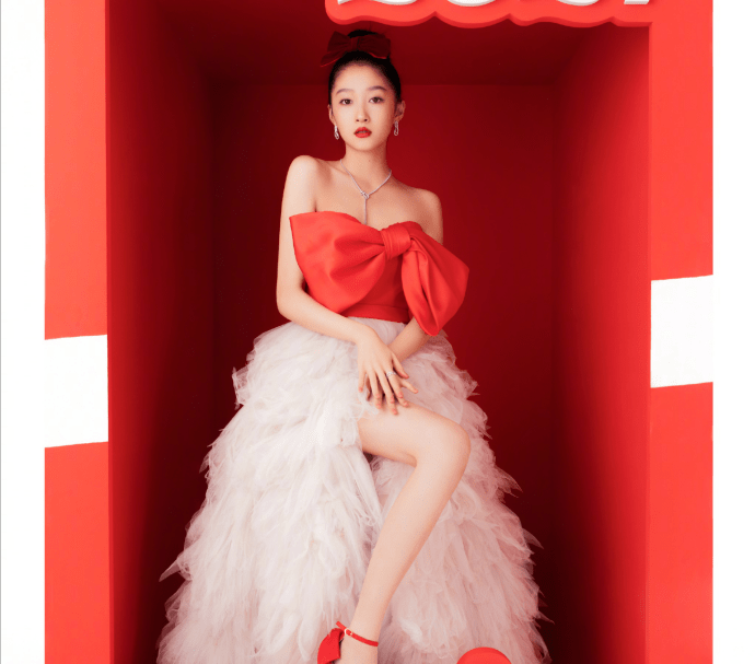 原创关晓彤现在的气质真是绝了头戴皇冠身穿抹胸礼服气场全开