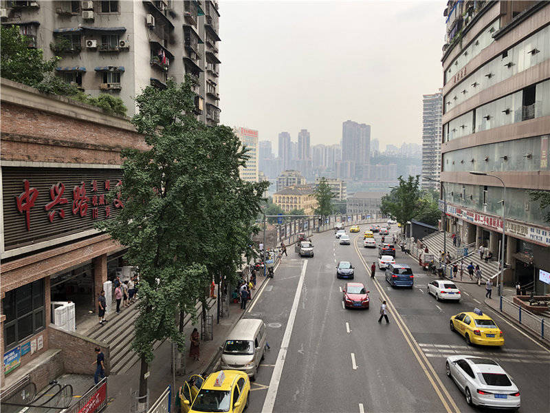在重庆，带着戏剧性和cult感的旧货市场，与这座城同样魔幻
