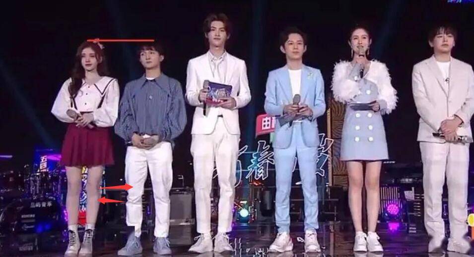 穿着内增高的鞠婧祎和1米61的周深同框一样高,鞠婧祎到底多高?_身高