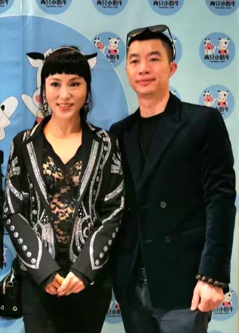 (图六,十年老师与"青年影视演员"宋晓娜合影)他在2018年荣获联合国