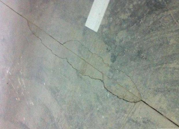 自流平做了俩月就开裂起鼓,搞装修的表舅说不这样施工等于白做了_水泥