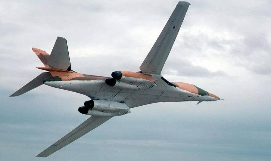 原创美国b1b退役:世界第一款变后超音速轰炸机,第一款半隐身战机