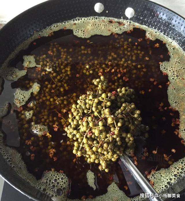 炸花椒油时 不要直接下锅炸 多加两种调料 花椒油香气扑鼻 时候