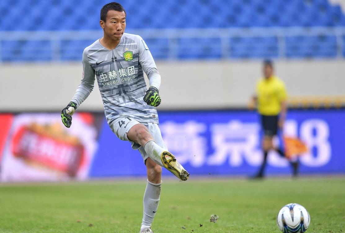 马昆越为了能早日进入一线队,他在梯队就刻苦训练,并且在代表球队出战