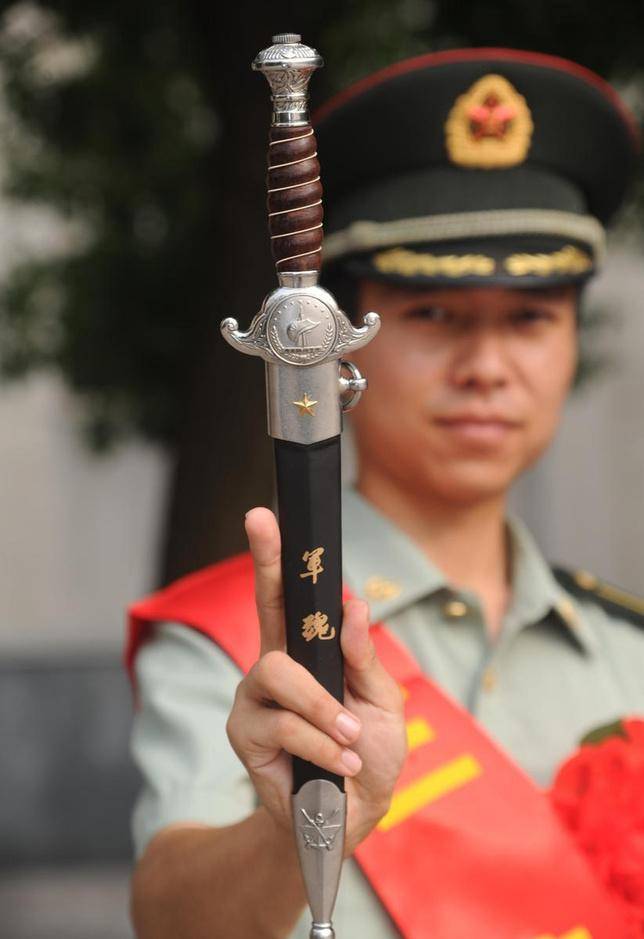 打造得非常的精致细腻,刀身上还装饰着五角星,这是来自五星红旗上的