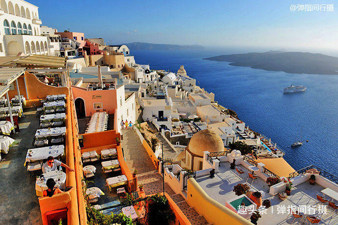 希腊“梦幻小镇”，立于悬崖，坐享美景，是圣托里尼“购物天堂”