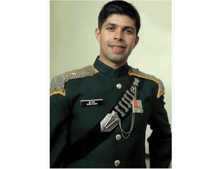 印度陆军装甲部队的军官肩章是"锁子甲"样式的,上图这名军官的军衔为