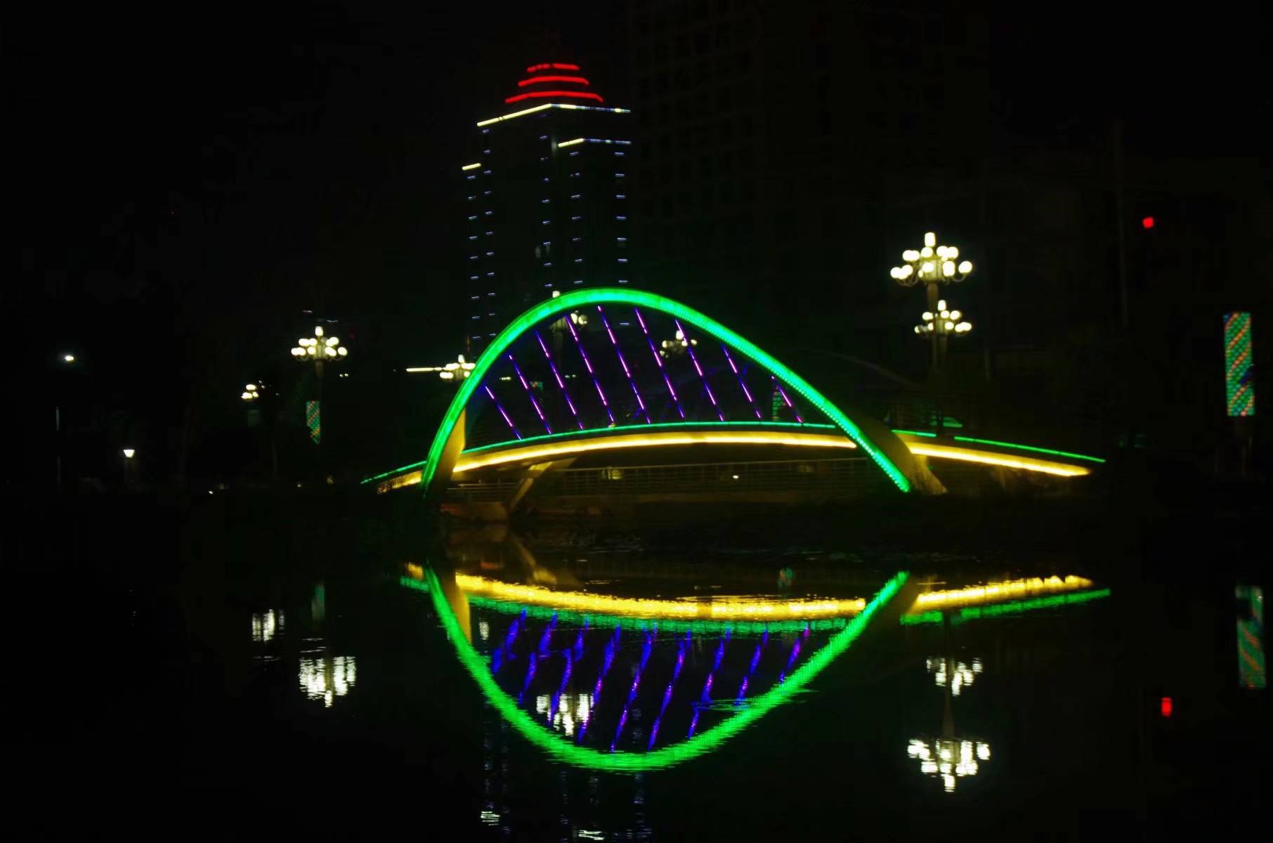 淡淡地萦怀着素白的天边.洗尽红尘的锈斑,总有一湾心海的岁月.