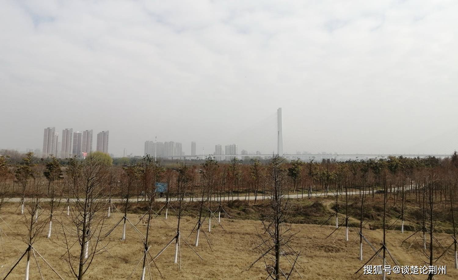 荆州临江仙公园二期亮点：保留4层水塔成最高点，增加溪流景观