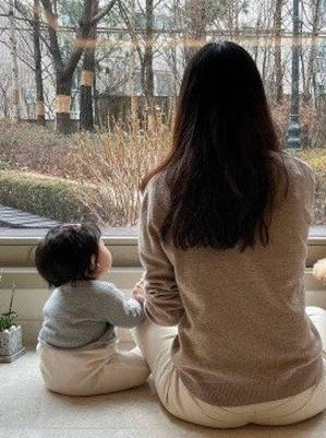 崔智友首晒与女儿合照女儿身材圆润十分乖巧可爱
