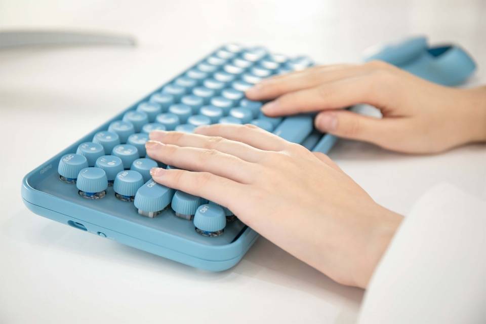 时尚女性职场办公图鉴 雷柏ralemo Pre 5机械键盘个性出彩 设备