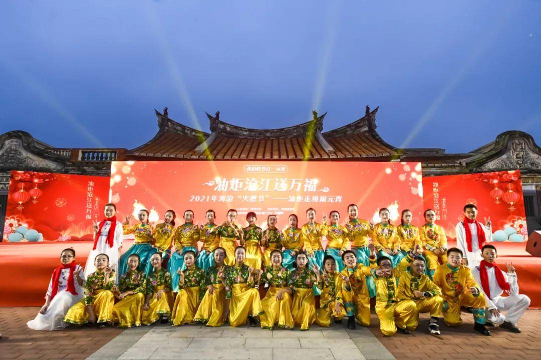 各种阵头强势加盟助兴现场老少咸集,可谓精彩夺目五祖拳,宋江阵,海娃