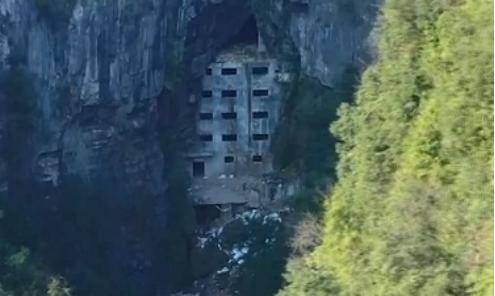 无人机拍下贵州大山景象，引发网友热议：这简直“反人类”现象