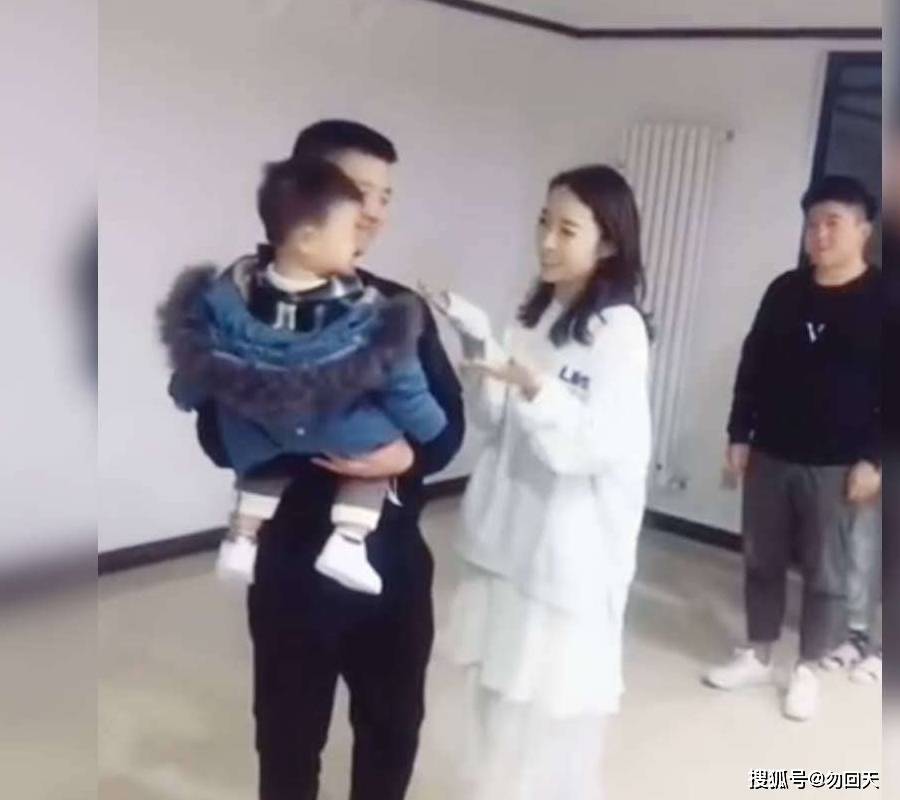 原来的姑姑、姑父和母亲都被搁在一边,她来让她抱抱,而马宝绑住了她的心