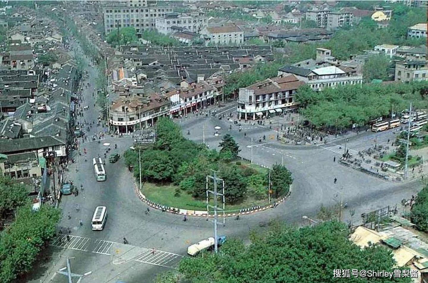 上海一超豪华马路，臭水沟变林荫大道成传奇，双向八车道奇宽无比