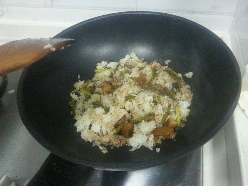 常吃剩菜剩饭的人,虽然不会致癌但会有3种坏处,可放多久才算剩_饭菜