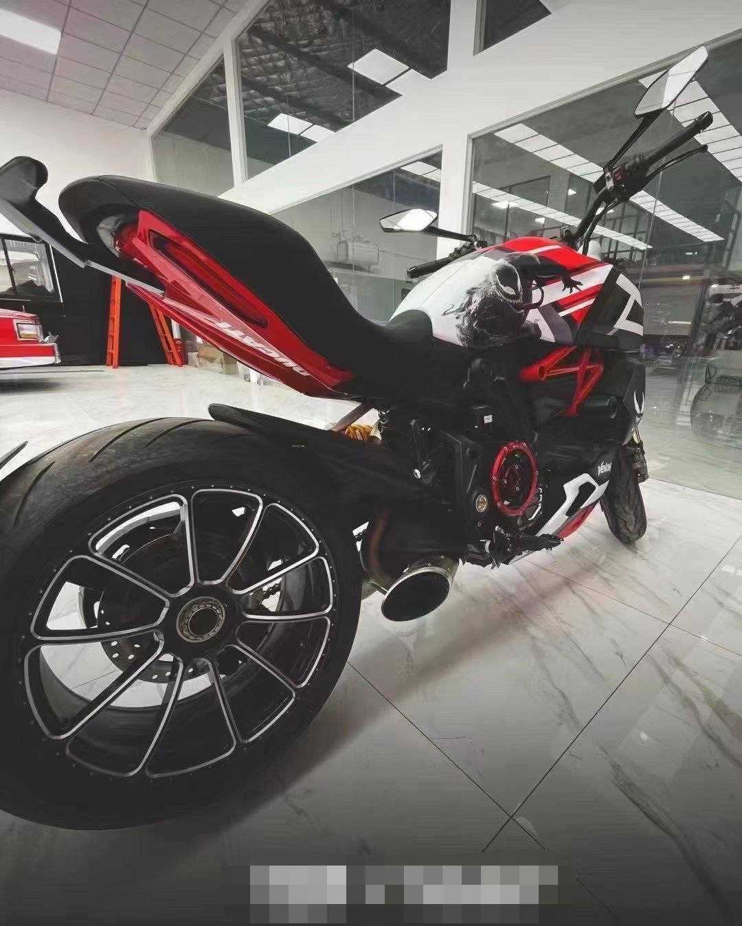 杜卡迪彩绘毒液图案这个颜色最适合放到摩托车身上