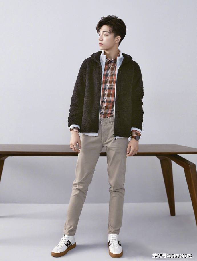 可以说,陈立农就是青涩的代名词,搭配牛仔裤,整体