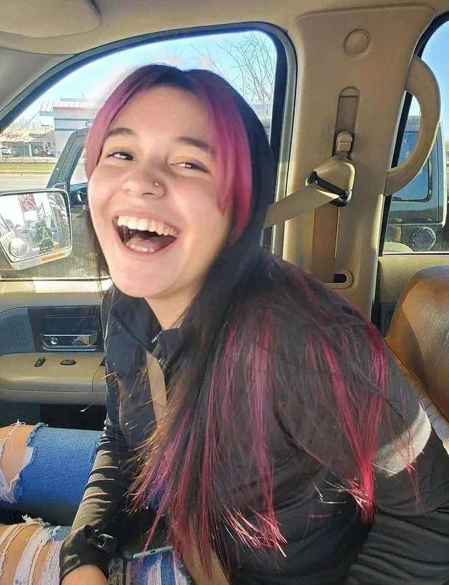 面对突发情况,女孩惊慌失措,下意识地打开车门准备逃生.