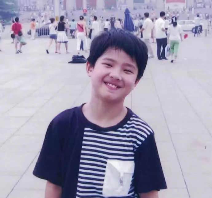 2009年,小学毕业后的刘昊然非常的幸运,他同时考上了省重点初中和北京