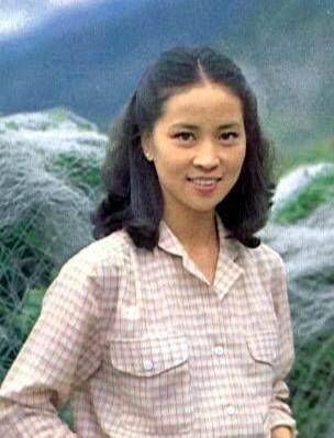 1971年,18岁的她因功夫片《潮州怒汉》顺利出道,逐渐在圈中崭露头角