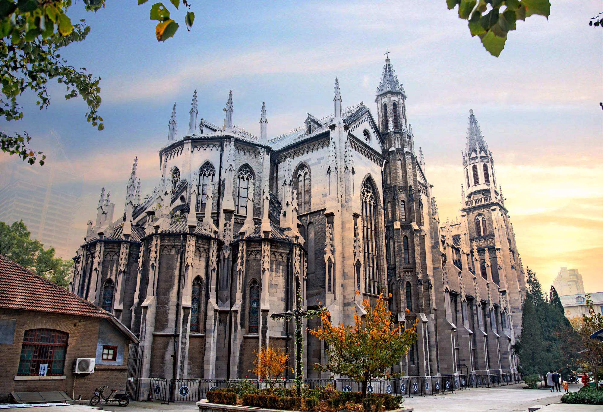 100年前华北地区规模最大的天主教堂，位于泉城济南，中西合璧！
