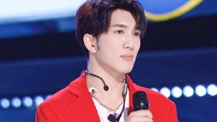 但韩佩泉的名次却没有他的热度高,相信通过一轮又一轮舞台公演,韩佩泉