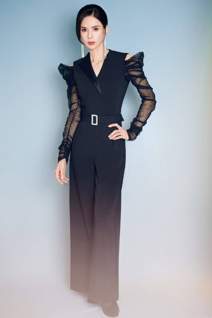 原创李若彤黑色西装连体裤时尚干练薄纱波点袖口吸睛流苏耳环惊艳