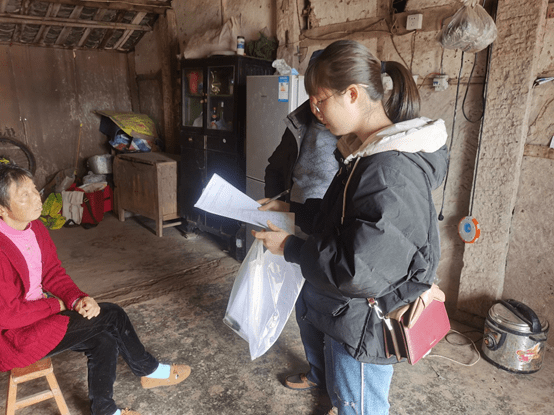 图为成员进行线下问卷调查询问完数户人家之后,团队成员实地考察了