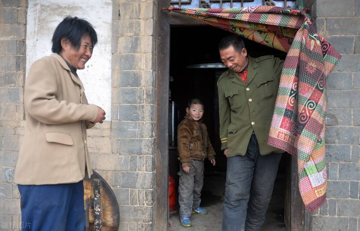 55岁娶22岁智障女孩,他能有什么坏心呢?家庭和社会都该关注