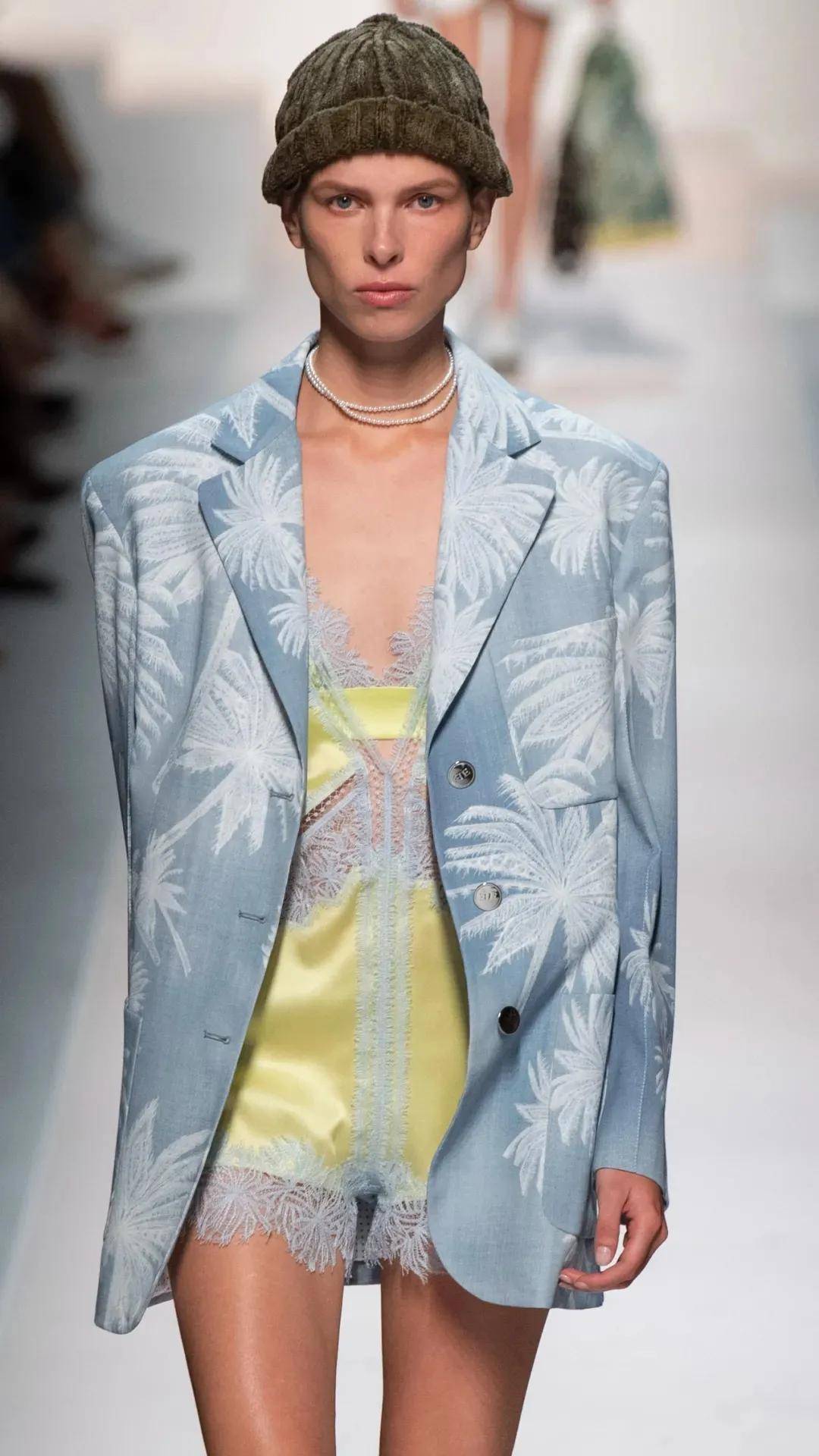 马甲是什么类型的小说 1064d434ca344915892f1fa345792d32.jpeg