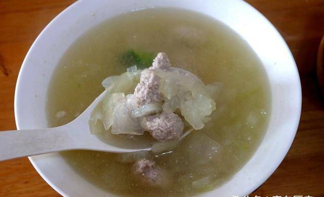 银耳汤的简单家常做法及搭配食材 17344146779f43e6a41e9a7d2c224d25.jpeg