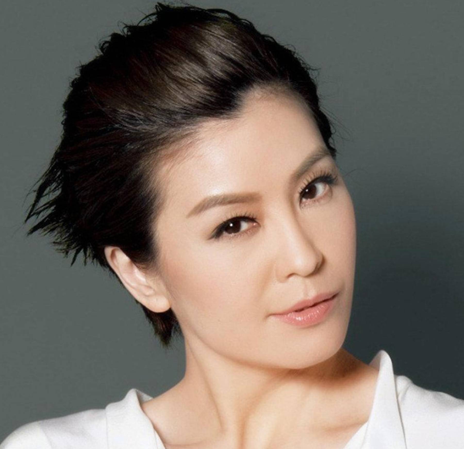 她就是伍咏薇,1969年出生在香港.