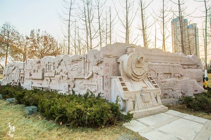 公园内,一幅幅小型浮雕讲述了一个又一个关于铁路,关于火车的故事